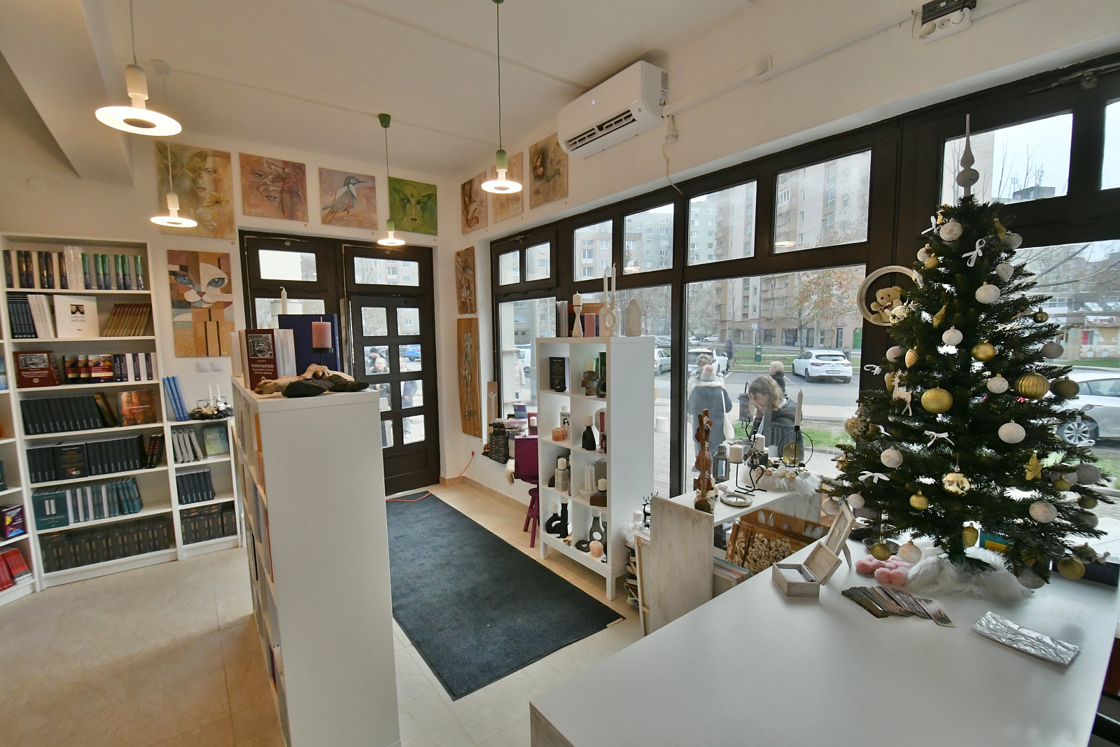 Megnyitott a Semmelweis kiadó fehérvári könyvesboltja